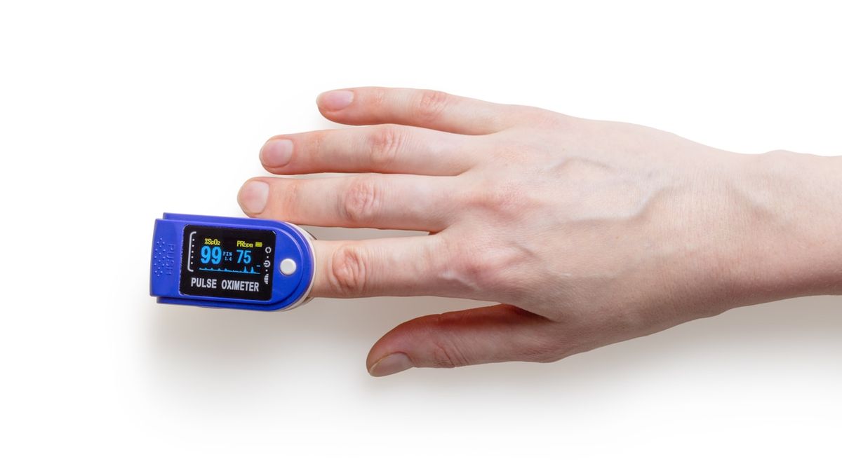 Pulsoksymeter pa en finger maler oksygenmetning