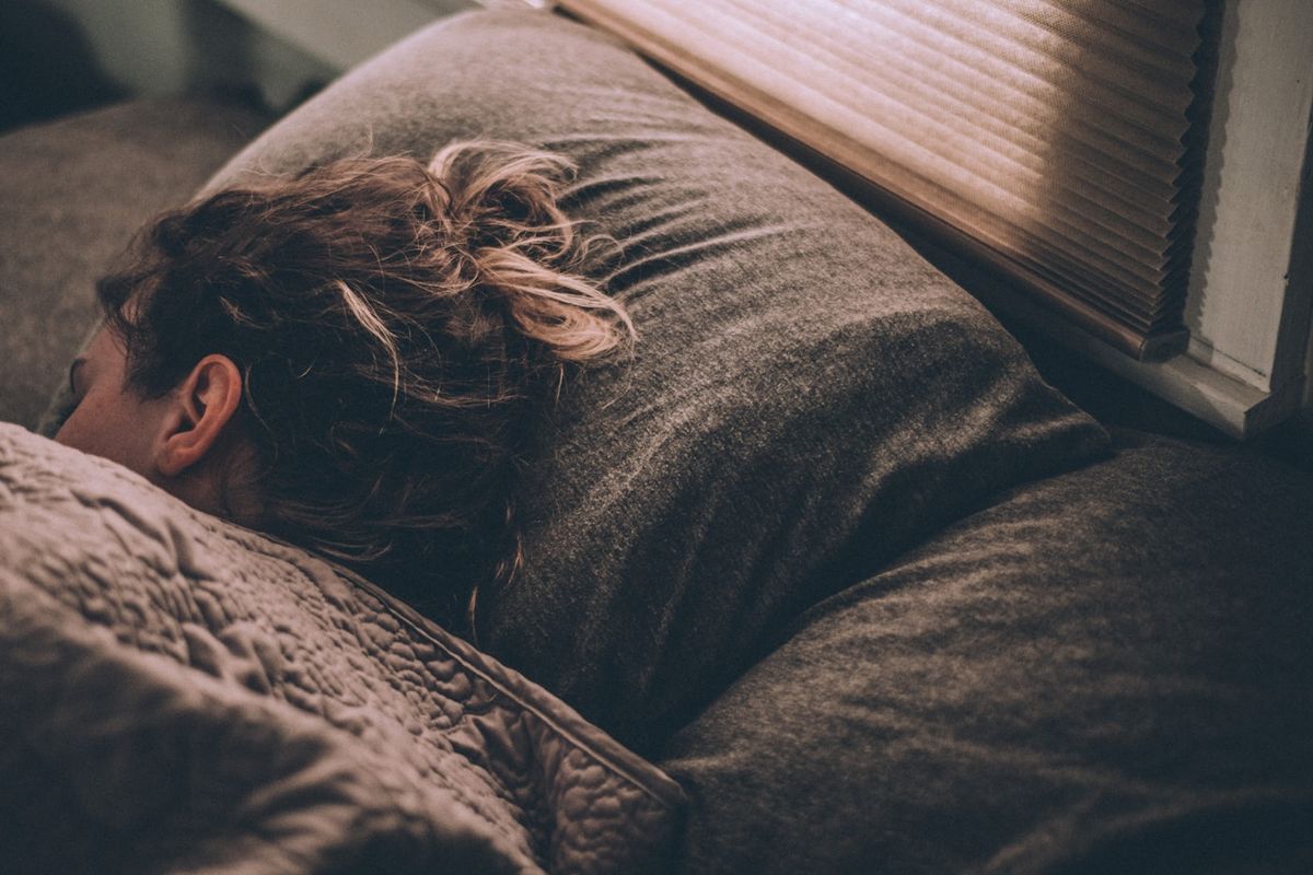 Syk person sover i sengen for a hvile