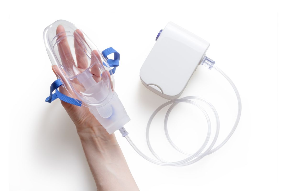 Person holder en astmainhalator