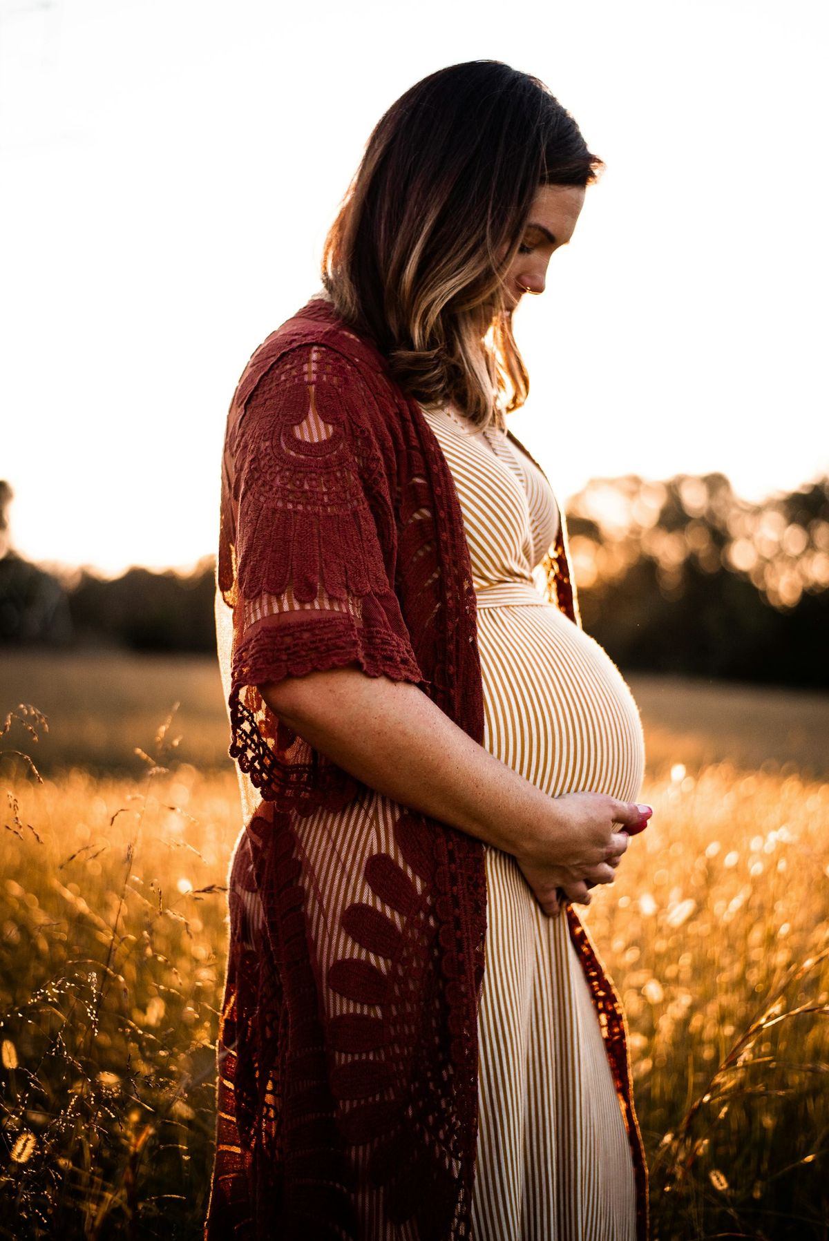 Gravid kvinne holder rundt magen
