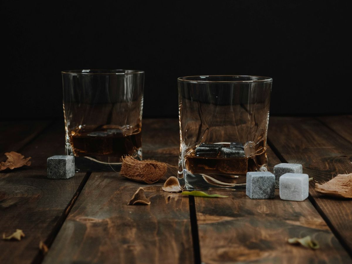 Glass med alkoholholdig drikk