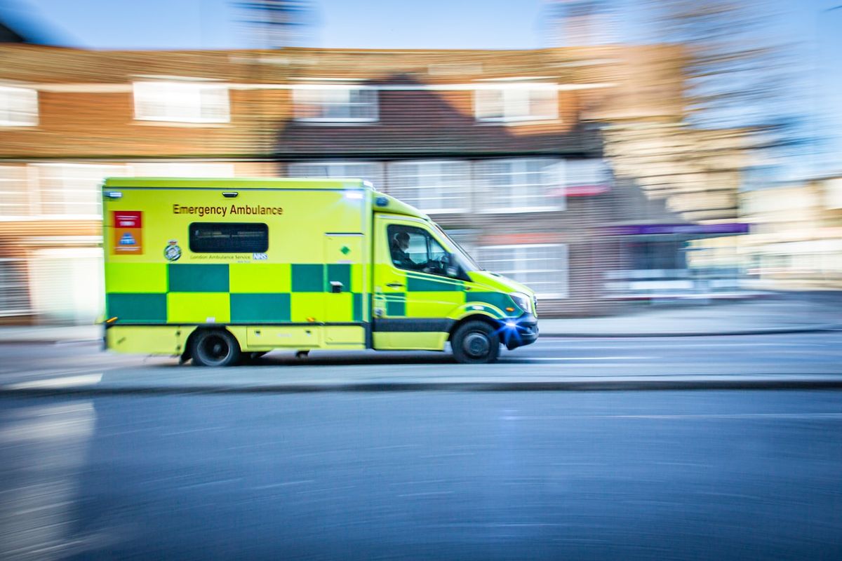 Ambulanse i utrykning på en gate